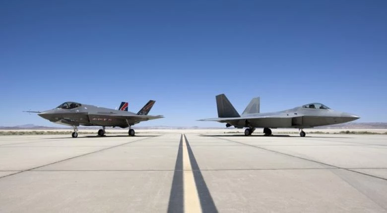 F-22: Γιατί το F-35 δεν θα «έπιανε μία» απέναντί του σε μια αερομαχία (βίντεο)